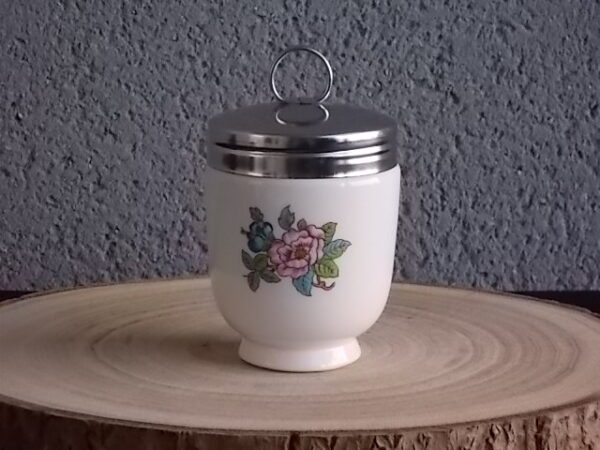 Cuit Œuf, en porcelaine Blanche. Décors peint à la main de Motif d'Oiseaux et branches floral. Modèle "Pembroke". De la maison John Aynsley & Sons. Made in England