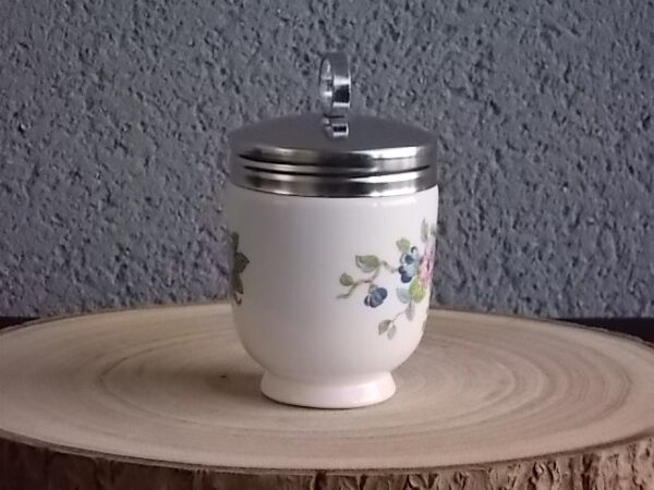 Cuit Œuf, en porcelaine Blanche. Décors peint à la main de Motif d'Oiseaux et branches floral. Modèle "Pembroke". De la maison John Aynsley & Sons. Made in England