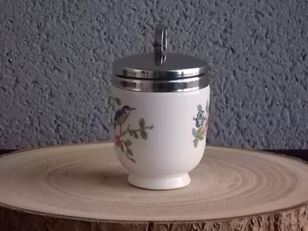 Cuit Œuf, en porcelaine Blanche. Décors peint à la main de Motif d'Oiseaux et branches floral. Modèle "Pembroke". De la maison John Aynsley & Sons. Made in England