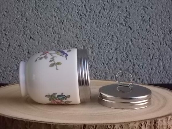 Cuit Œuf, en porcelaine Blanche. Décors peint à la main de Motif d'Oiseaux et branches floral. Modèle "Pembroke". De la maison John Aynsley & Sons. Made in England