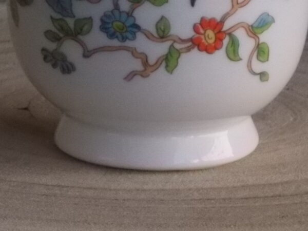 Cuit Œuf, en porcelaine Blanche. Décors peint à la main de Motif d'Oiseaux et branches floral. Modèle "Pembroke". De la maison John Aynsley & Sons. Made in England