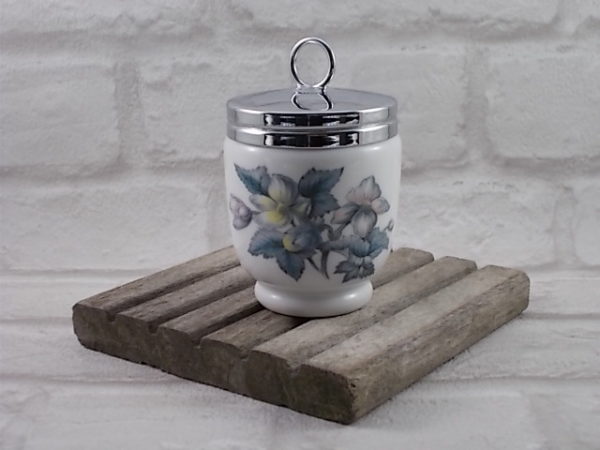 Cuit Oeuf en porcelaine Blanche et motif floral, couvercle en métal Inoxydable