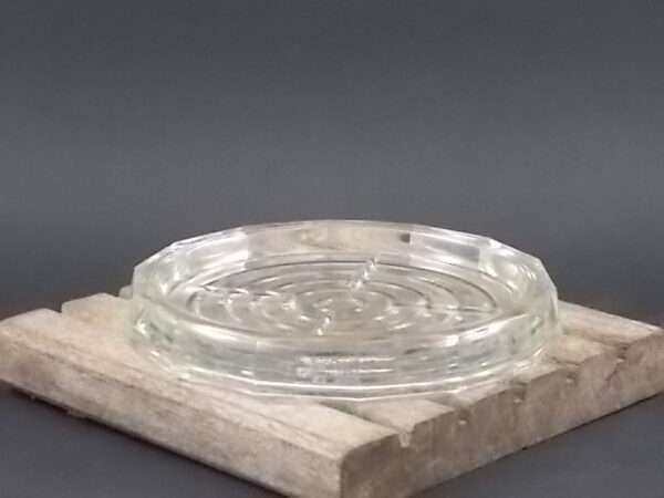 Dessous de bouteille, en verre épais, moulé pressé. Forme ronde à pans coupés. De la verrerie BVB France.