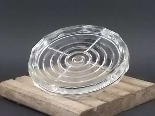 Dessous de bouteille, en verre épais, moulé pressé. Forme ronde à pans coupés. De la verrerie BVB France.