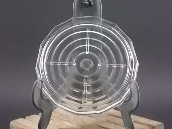Dessous de bouteille, en verre épais, moulé pressé. Forme ronde à pans coupés. De la verrerie BVB France.