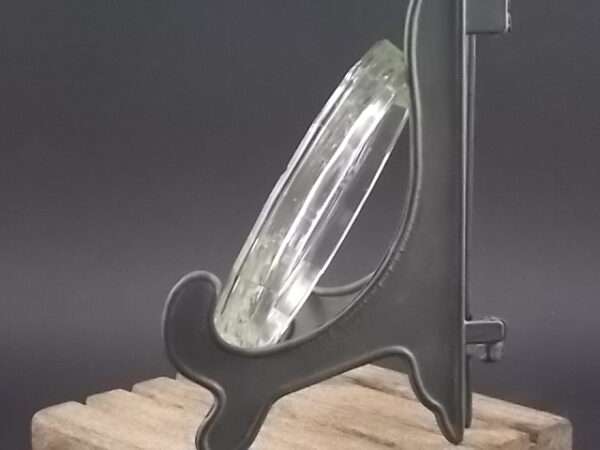 Dessous de bouteille, en verre épais, moulé pressé. Forme ronde à pans coupés. De la verrerie BVB France.