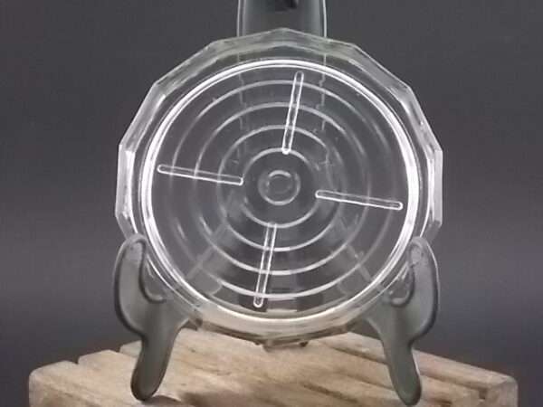 Dessous de bouteille, en verre épais, moulé pressé. Forme ronde à pans coupés. De la verrerie BVB France.