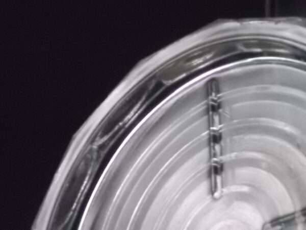 Dessous de bouteille, en verre épais, moulé pressé. Forme ronde à pans coupés. De la verrerie BVB France.