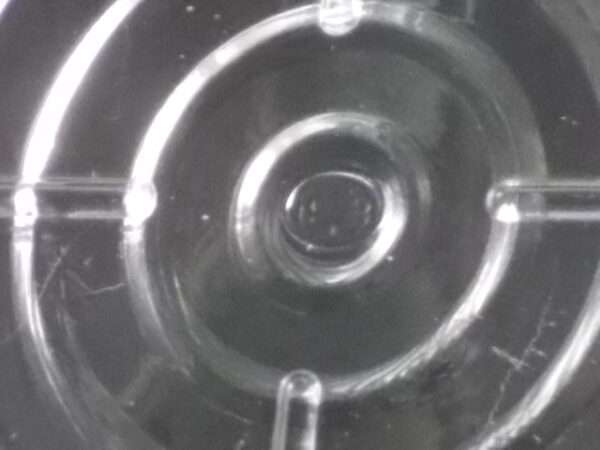 Dessous de bouteille, en verre épais, moulé pressé. Forme ronde à pans coupés. De la verrerie BVB France.