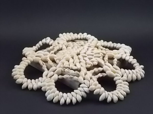 Dessous de plat "Cauris". Assemblage de coquillages en forme de fleur ajouré. Des années 70.