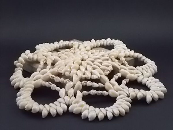 Dessous de plat "Cauris". Assemblage de coquillages en forme de fleur ajouré. Des années 70.