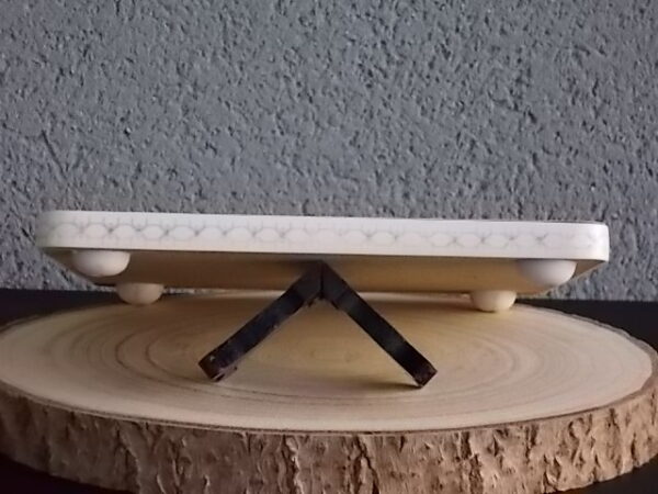 Dessous de plat "Hollande" en Formica sur aggloméré, à motif Bleu sur fond Blanc. Quatre pieds plastique Blanc en demi cercle