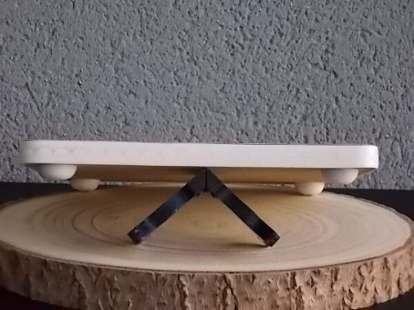 Dessous de plat "Hollande" en Formica sur aggloméré, à motif Bleu sur fond Blanc. Quatre pieds plastique Blanc en demi cercle