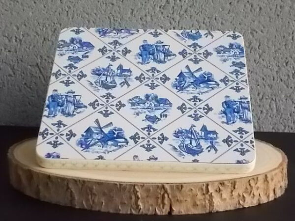 Dessous de plat "Hollande" en Formica sur aggloméré, à motif Bleu sur fond Blanc. Quatre pieds plastique Blanc en demi cercle