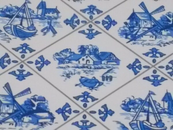 Dessous de plat "Hollande" en Formica sur aggloméré, à motif Bleu sur fond Blanc. Quatre pieds plastique Blanc en demi cercle