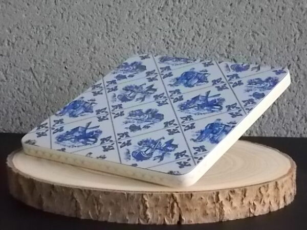 Dessous de plat "Hollande" en Formica sur aggloméré, à motif Bleu sur fond Blanc. Quatre pieds plastique Blanc en demi cercle