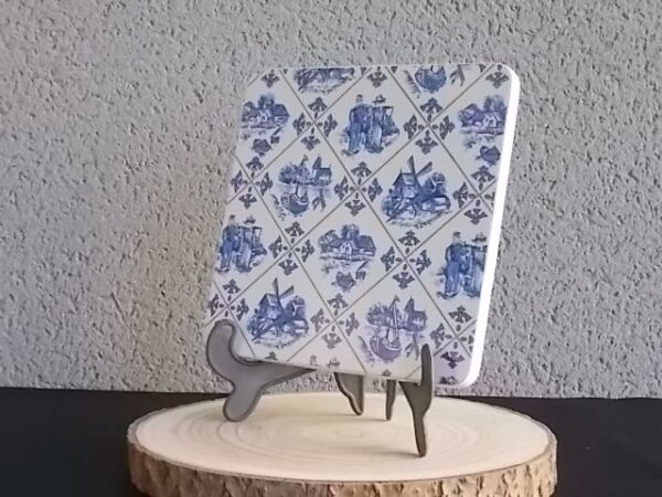 Dessous de plat "Hollande" en Formica sur aggloméré, à motif Bleu sur fond Blanc. Quatre pieds plastique Blanc en demi cercle