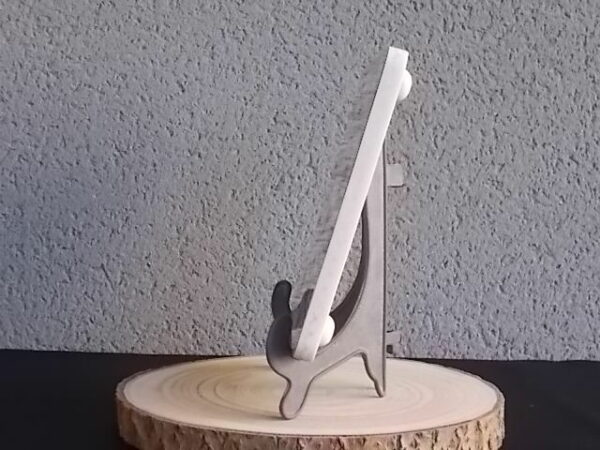 Dessous de plat "Hollande" en Formica sur aggloméré, à motif Bleu sur fond Blanc. Quatre pieds plastique Blanc en demi cercle