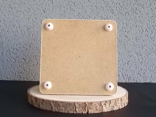 Dessous de plat "Hollande" en Formica sur aggloméré, à motif Bleu sur fond Blanc. Quatre pieds plastique Blanc en demi cercle