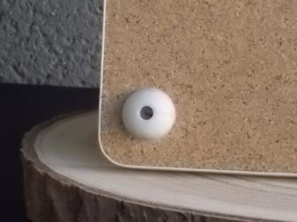 Dessous de plat "Hollande" en Formica sur aggloméré, à motif Bleu sur fond Blanc. Quatre pieds plastique Blanc en demi cercle