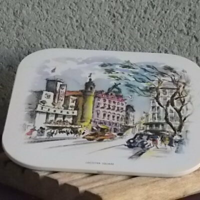 Dessous de plat, plaque de Fer Blanc sur carton serti. Illustration de "Leicester Square". De l'entreprise Carnaud Basse Indre