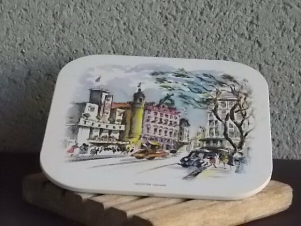 Dessous de plat, plaque de Fer Blanc sur carton serti. Illustration de "Leicester Square". De l'entreprise Carnaud Basse Indre