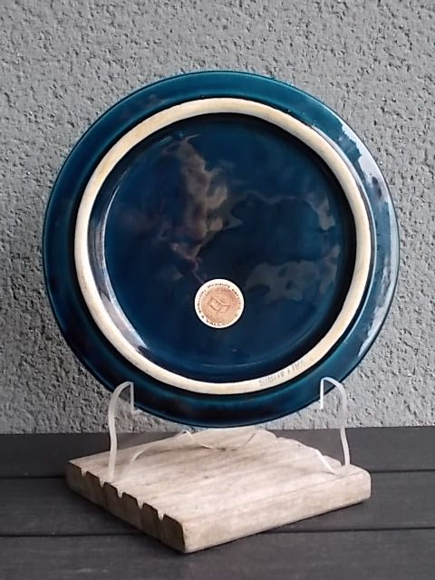 Dessous de plat rond, en céramique Bleu. Décor abstrait, rehausse d'émulsion Blanche et Noir. De S.A.P Vallauris
