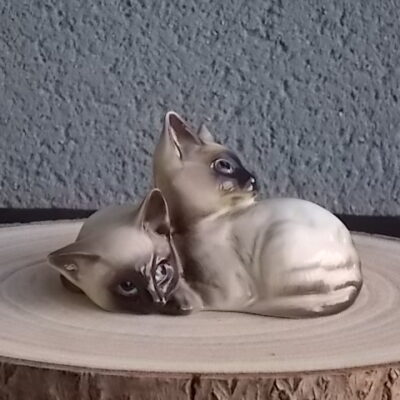 Duo de Chat Siamois, en céramique Beige et Marron, Bleu pour les yeux. Posture couché. De la Manufacture J. Beswick Ltd
