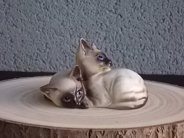 Duo de Chat Siamois, en céramique Beige et Marron, Bleu pour les yeux. Posture couché. De la Manufacture J. Beswick Ltd