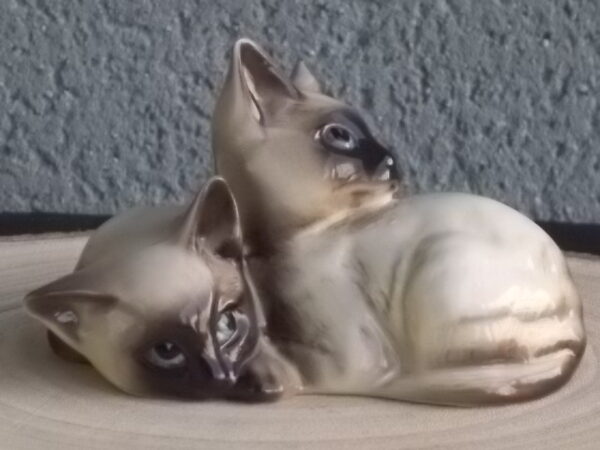 Duo de Chat Siamois, en céramique Beige et Marron, Bleu pour les yeux. Posture couché. De la Manufacture J. Beswick Ltd