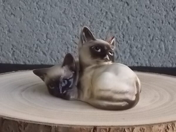 Duo de Chat Siamois, en céramique Beige et Marron, Bleu pour les yeux. Posture couché. De la Manufacture J. Beswick Ltd