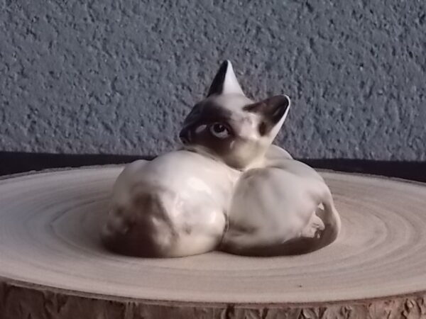 Duo de Chat Siamois, en céramique Beige et Marron, Bleu pour les yeux. Posture couché. De la Manufacture J. Beswick Ltd