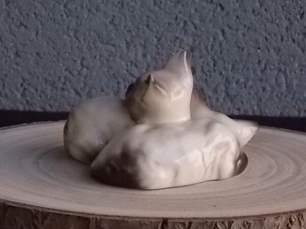 Duo de Chat Siamois, en céramique Beige et Marron, Bleu pour les yeux. Posture couché. De la Manufacture J. Beswick Ltd