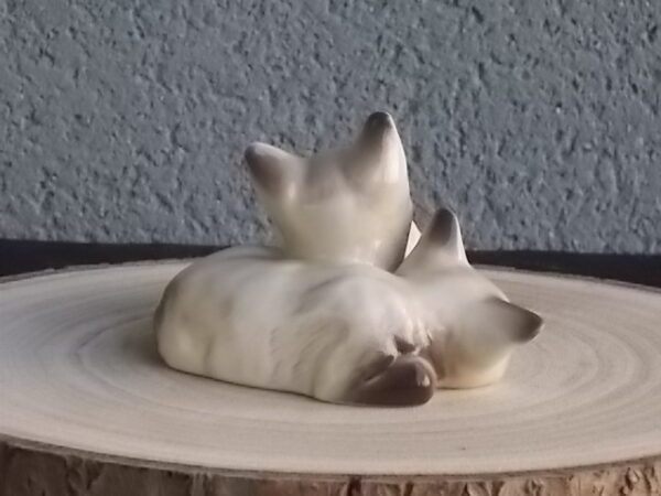 Duo de Chat Siamois, en céramique Beige et Marron, Bleu pour les yeux. Posture couché. De la Manufacture J. Beswick Ltd