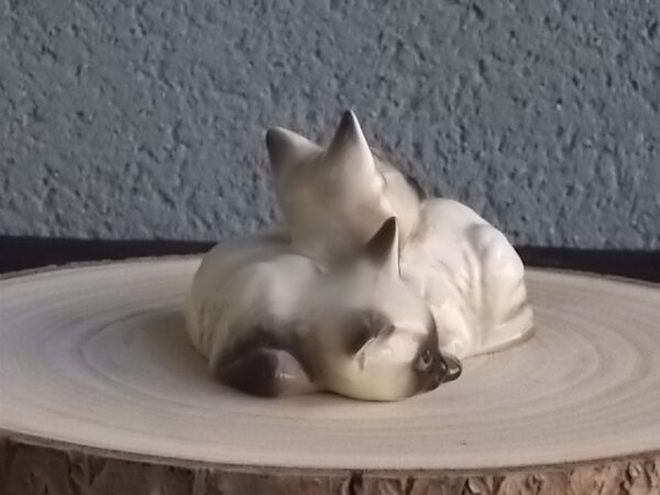 Duo de Chat Siamois, en céramique Beige et Marron, Bleu pour les yeux. Posture couché. De la Manufacture J. Beswick Ltd
