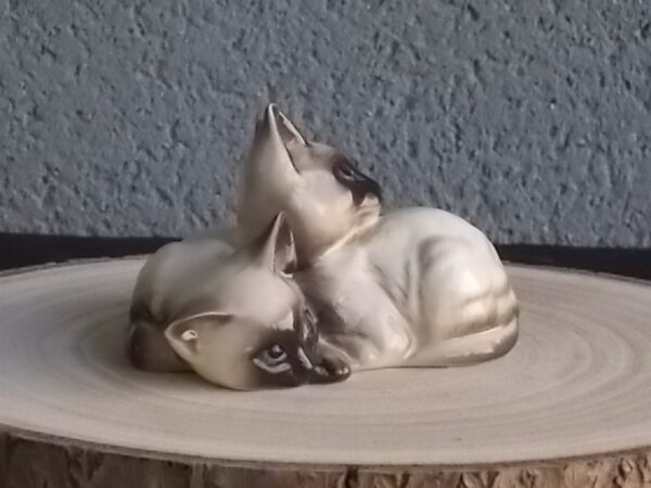 Duo de Chat Siamois, en céramique Beige et Marron, Bleu pour les yeux. Posture couché. De la Manufacture J. Beswick Ltd