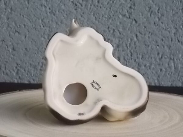 Duo de Chat Siamois, en céramique Beige et Marron, Bleu pour les yeux. Posture couché. De la Manufacture J. Beswick Ltd