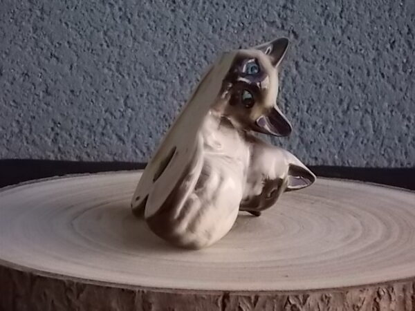 Duo de Chat Siamois, en céramique Beige et Marron, Bleu pour les yeux. Posture couché. De la Manufacture J. Beswick Ltd