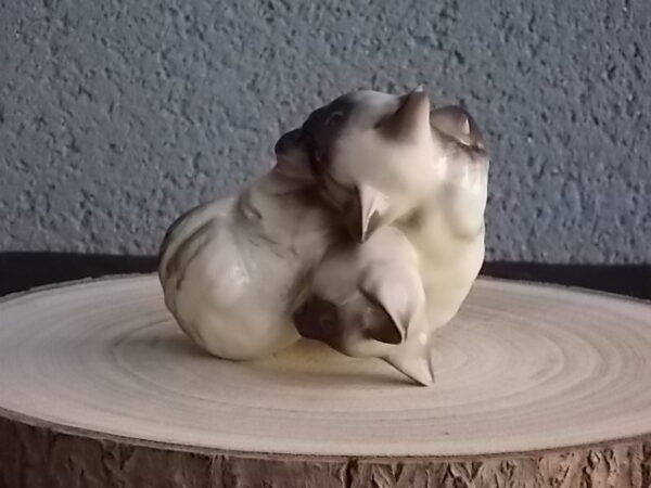 Duo de Chat Siamois, en céramique Beige et Marron, Bleu pour les yeux. Posture couché. De la Manufacture J. Beswick Ltd