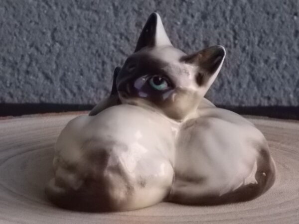 Duo de Chat Siamois, en céramique Beige et Marron, Bleu pour les yeux. Posture couché. De la Manufacture J. Beswick Ltd