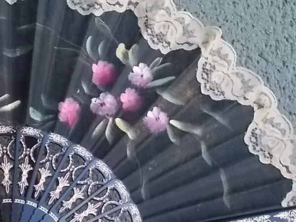 Eventail Andalous en tissu peint à la main "Fleurs" et dentelle, des années 70.