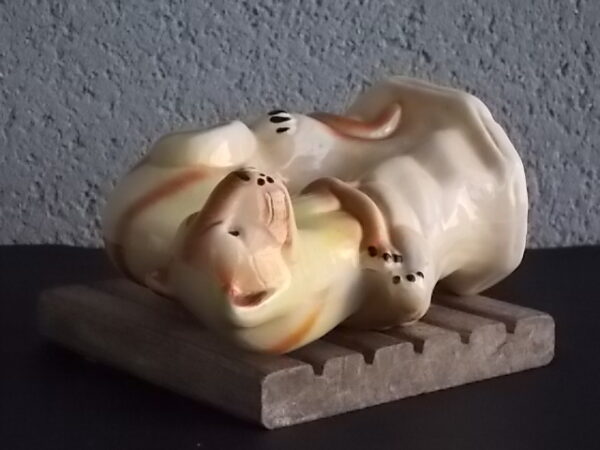 Figurine de Félin aux aguets sur branche, en céramique Beige, Marron et Noire. Style Art Déco
