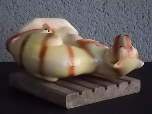 Figurine de Félin aux aguets sur branche, en céramique Beige, Marron et Noire. Style Art Déco