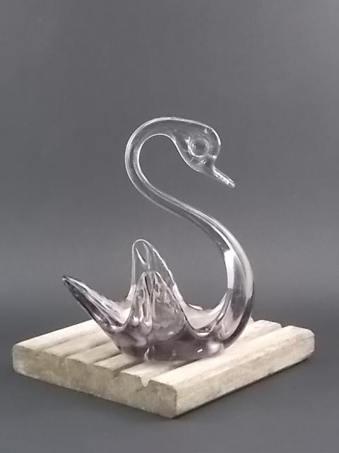 Figurine "Cygne" en verre soufflé Violet. Fabrication artisanal de l’artisan verrier de Mateus.