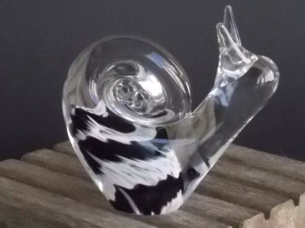 Figurine "Escargot" en verre soufflé translucide. Base effet rayures Noires et Blanches mouchetées.