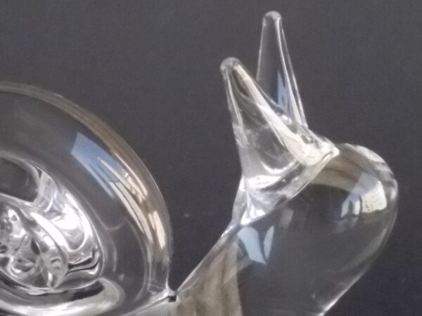 Figurine "Escargot" en verre soufflé translucide. Base effet rayures Noires et Blanches mouchetées.
