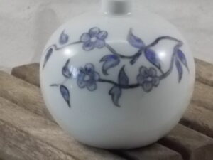 Flacon "Boule", en porcelaine Blanche, motif Bleu peint à la main. De A.G Limoges France