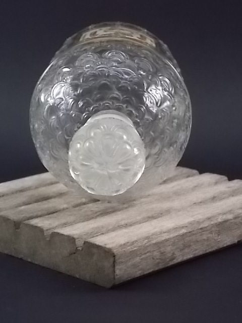 Flacon Eau de Cologne du COQ, en verre moulé dit "aux Abeilles" réalisé en 1853. Eau créé par Aimé Guerlain en 1894.