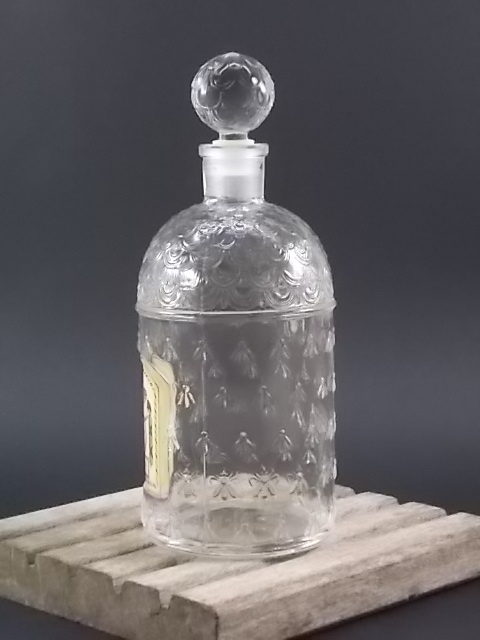 Flacon Eau de Cologne du COQ, en verre moulé dit "aux Abeilles" réalisé en 1853. Eau créé par Aimé Guerlain en 1894.