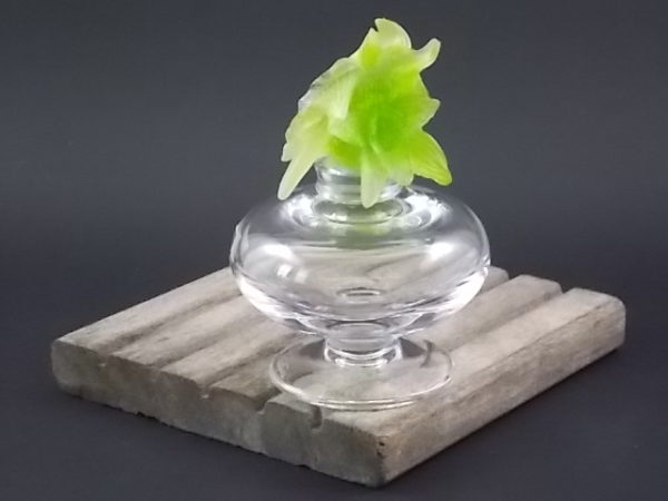 Flacon "Orchidée" en cristal et pâte de cristal moulé Vert clair. Corps rond aplati sur piédouche. De la maison Daum